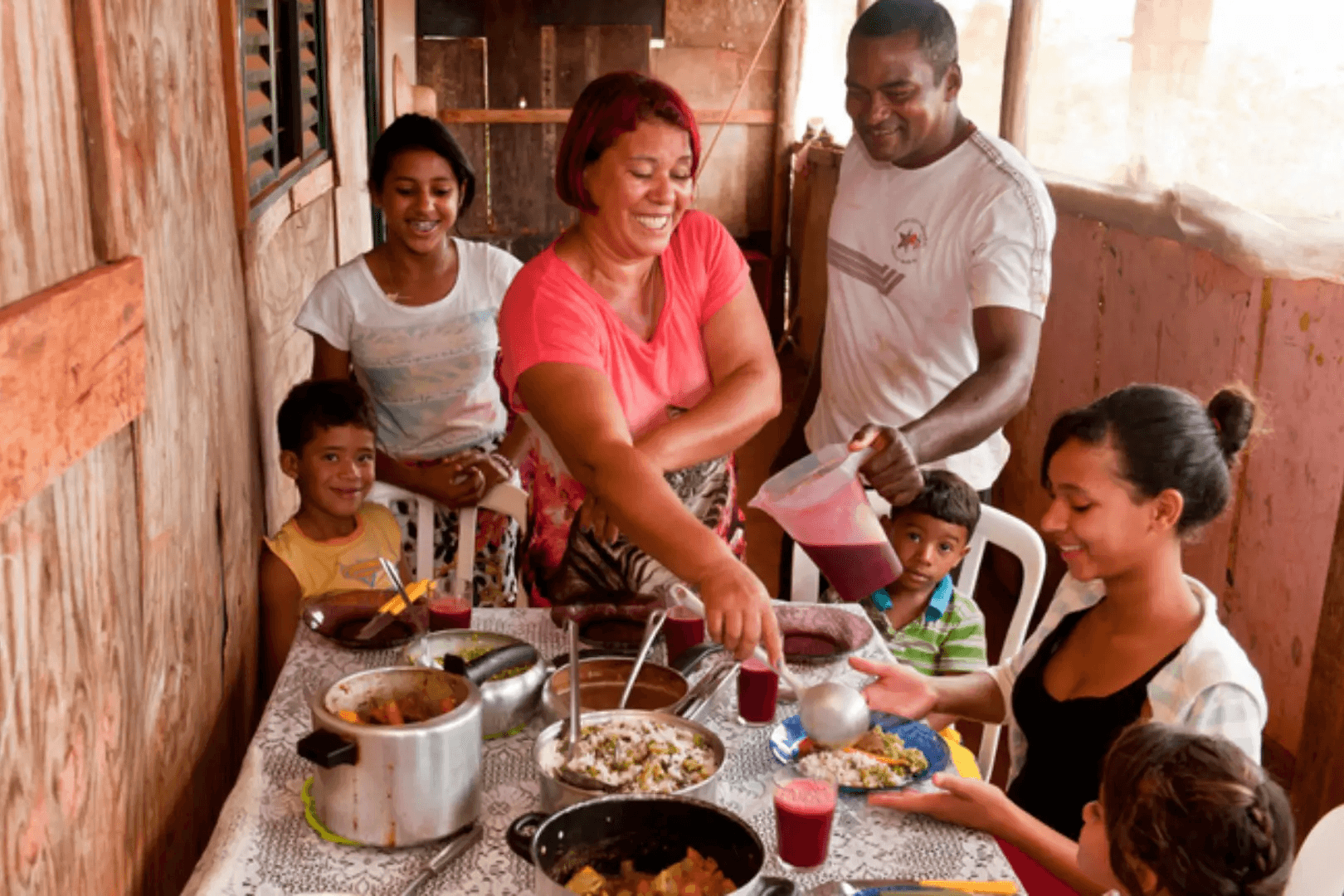 Família reunida em momentos de alegria e carinho no lar